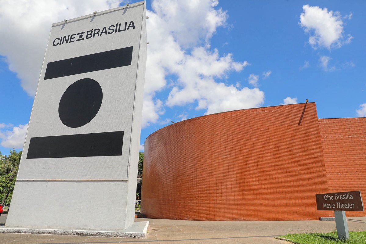 BrunnoMeloCBN's tweet photo. O Cine Brasília corre o risco de fechar as portas por falta de pagamentos do GDF.
A organização da sociedade civil (OSC) que administra o cinema está sem receber os repasses do governo desde maio. Com isso, já há atrasos na folha de pagamento das pessoas que trabalham no local. A organização diz que será obrigada a suspender as exibições no cinema se o repasse de cerca de 1 milhão de reais não for feito nos próximos dias.
Já se cogita inclusive a redução no número de sessões. O projetor principal do Cine Brasília está trabalhando no limite e sem manutenção também pode parar.
Para evitar o fechamento, a Secretaria de Cultura do DF autorizou o uso de recursos da bilheteria para os gastos mais urgentes. De acordo como a OSC, no entanto, o valor não seria suficiente para manter o funcionamento pleno do Cine Brasília.