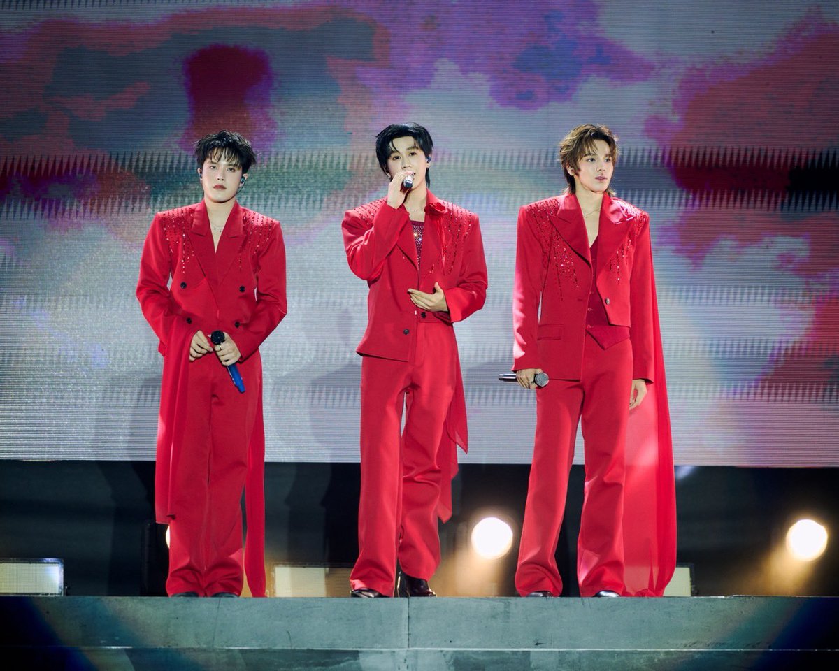 FLIO_official's tweet photo. ‘FLIO’ ON STAGE ❤️❤️❤️

#WUTheSeries
#FLIO
#GMMTV https://t.co/Rqsv0Gb64z
