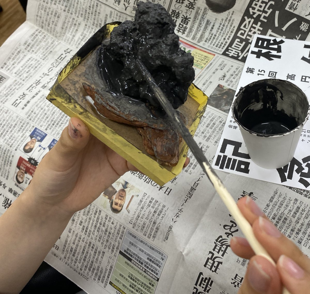 ogoshi_054's tweet photo. 今日は短大へ。前期はジオラマ制作授業を担当します。初回は「ジオラマってなあに？」というお話や、制作前の準備、イメージ作りのヒントなどのお話をしました。その後、配置を考えたり、地面を塗ったりと作業を進めました。今年度の学生さんたちが作るジオラマ、どんな仕上がりになるか楽しみです😊 https://t.co/3guGhbuI9a