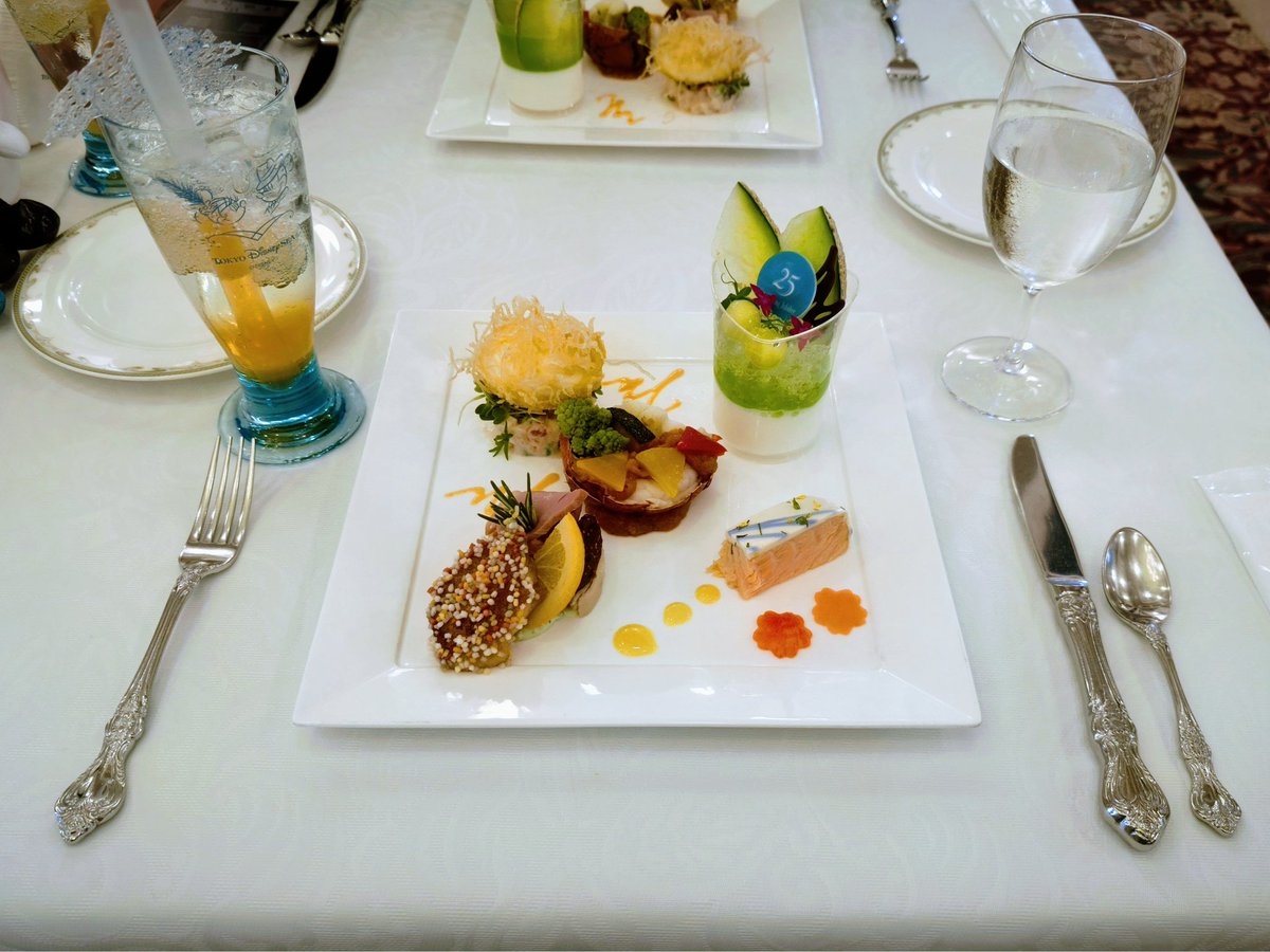 masanolijp's tweet photo. ジュビリーガラでSSコロンビア号で一緒に食事🍴#ジュビリーガラ#SSコロンビア号#東京ディズニーシー25周年#ミッキー#ミニー https://t.co/8BeqJTXcC0