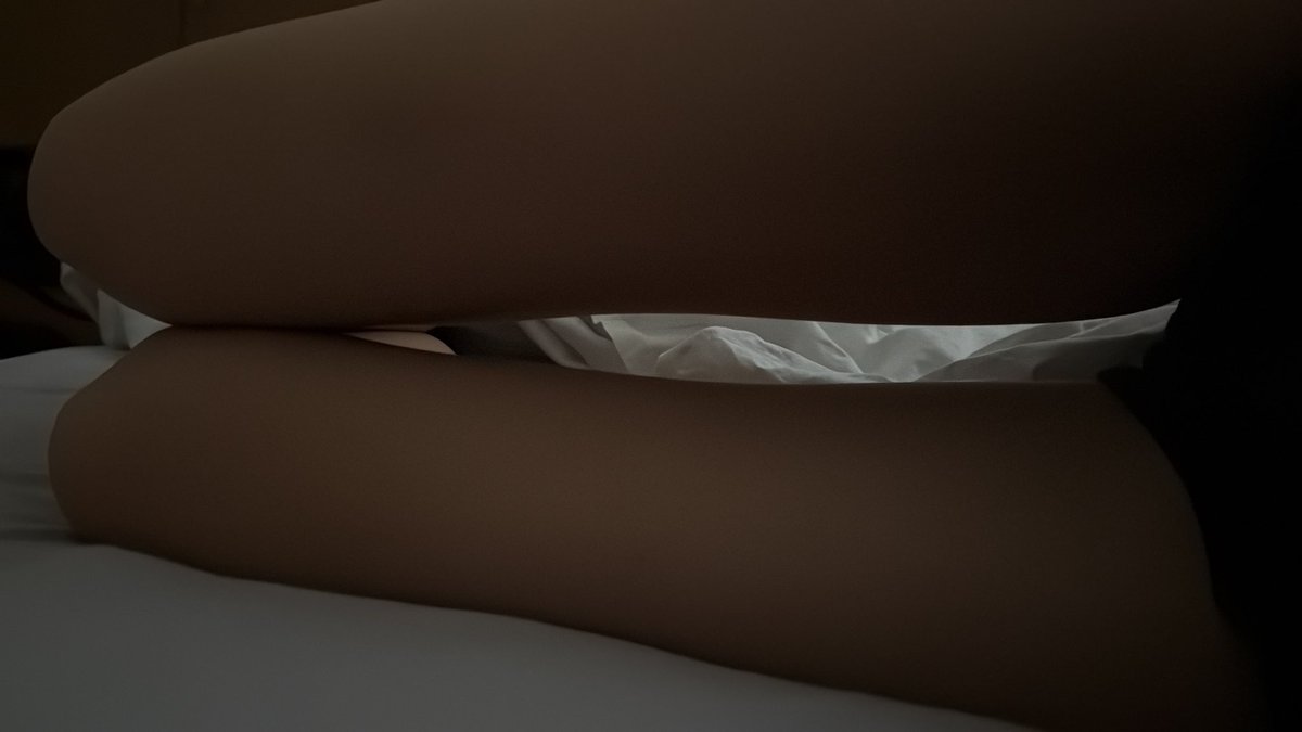 mqxcvss's tweet photo. #bodycheck for #edrtwt 
Thigh gap while laying on the side:3 https://t.co/aS1Pq7cZLB