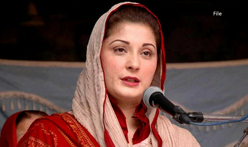 ahmadwaraichh's tweet photo. "جیل میں ایک روز میری شوگر ڈراپ ہو گئی، ہاتھ کانپ رہے تھے، گُڑ والی بوتل گر کر ٹوٹ گئی، مجھے وہی کانچ ملا گرا ہوا گُڑ اٹھا کر کھانا پڑا" مریم نواز کا جیل اصلاحات کانفرنس میں خطاب https://t.co/zCu9VVoiEv