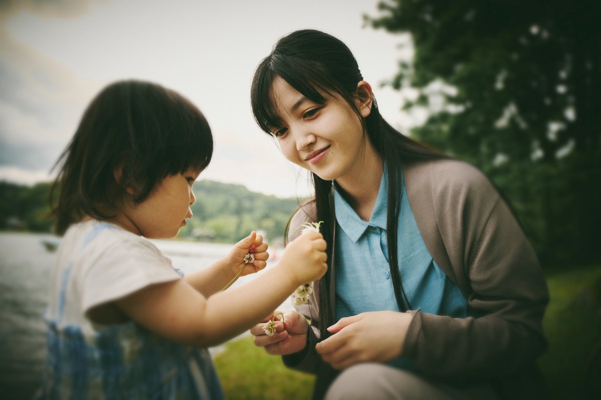 TAXIATER_movie's tweet photo. ／
短編映画『世界は美しいと誰かが言った』
映画祭主催の久保田徹朗による制作日誌✍🏻
＼

【律の日記と、母になった久保史緒里さん】
撮影に入るまでの間、律さんのお母さまから、自身と律さんとの日々を日記として頂いていました。

律さんの好きな歌の話、靴を履いて、初めて外を歩いた話、久保さんのライブ映像を観ながら、一緒に踊った話、ちいかわの「鎧さん」を何故か「パパ」と呼んでる話、レストランで「すみませーん、ホットミルク、ふたちゅください」と勝手に頼もうとする話。

それらを受け止め、現場に臨んだ久保さんは、カメラの有無に関わらず、努めて、母としての立ち振る舞いをしてくださいました。そんな、久保さんの温かな眼差しは、映像でも素晴らしく表現されています。

🎫舞台挨拶付きの劇場上映チケット販売中
https://t.co/tyOZ4eLyIB

🚕日本初のタクシー映画祭「TAXIATER」
8月3日(月)より1週間、東京23区内のタクシー100台で撮り下ろしの短編映画3作品を先行上映💨 その後、8月15日(土)より期間限定の劇場上映（一部、舞台挨拶・特別対談付き）を開催予定！
#TAXIATER
（撮影：髙木美佑）