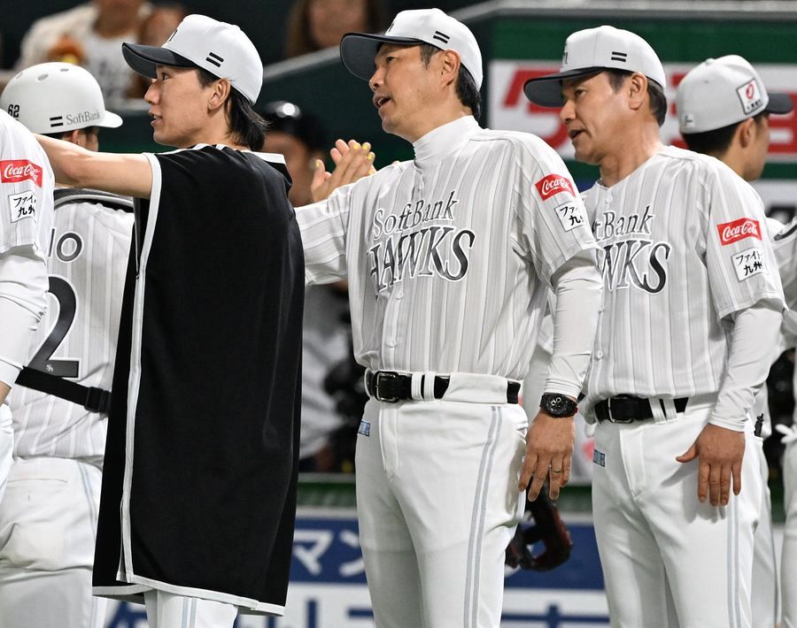 nishispo_hawks's tweet photo. 「その前の庄子の四球」

小久保監督、逆転劇を生んだ庄子雄大選手の粘りを高評価

西武に同一カード3連勝で首位がっちり

#sbhawks
▼記事はこちらから▼
https://t.co/JeYU3DMHLh https://t.co/Ko6R6rAOab