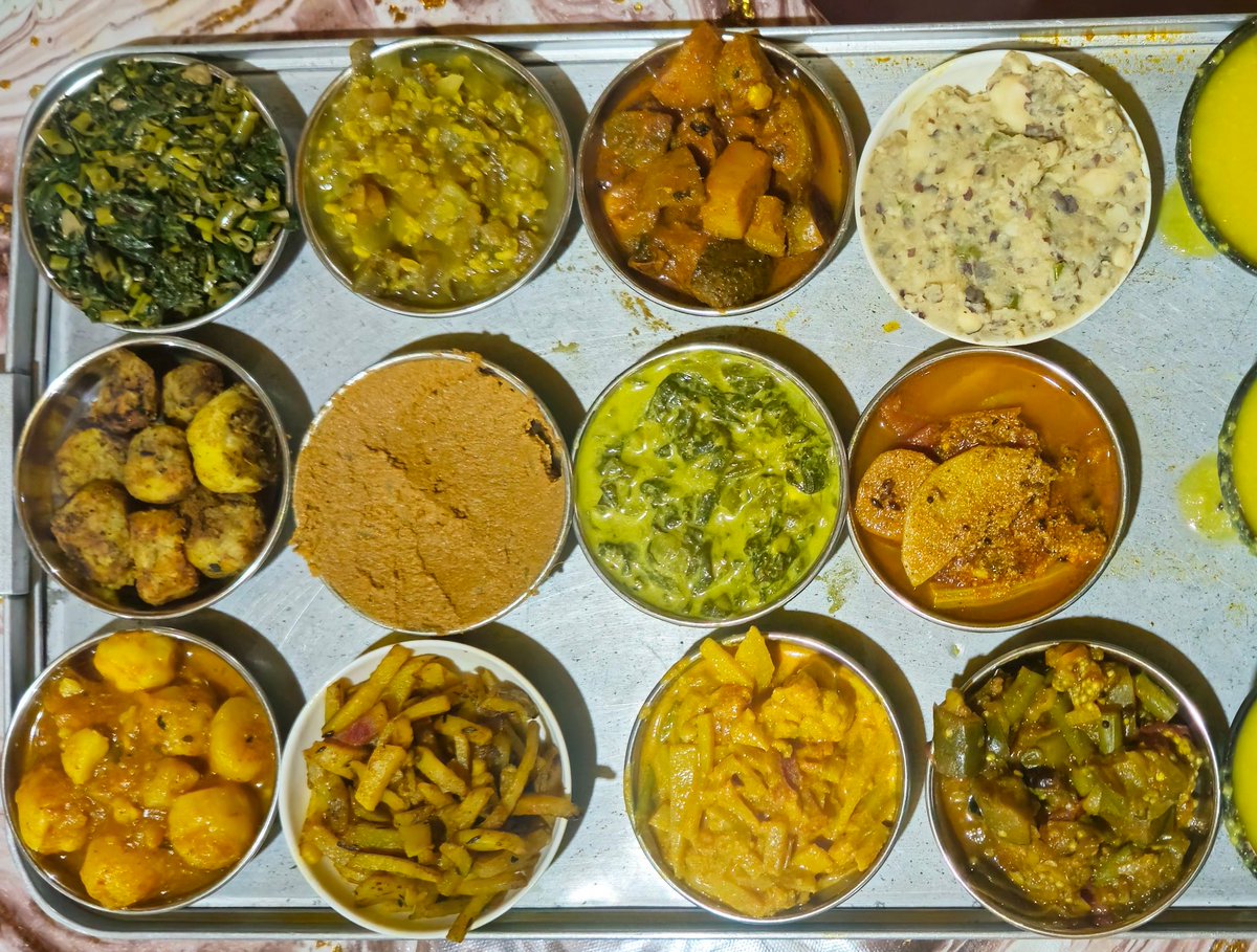 trimanoz's tweet photo. Jackfruit seed bharta
Banana flower chutney
Banana stem curry
Ridge gourd spinach in poppy seed paste
Elephant apple chutney
Bitter saag
no palm oil, made with firewoods
Small place but food tastes great
Can you guess the name of the place ? https://t.co/3Z6rLGlRJo