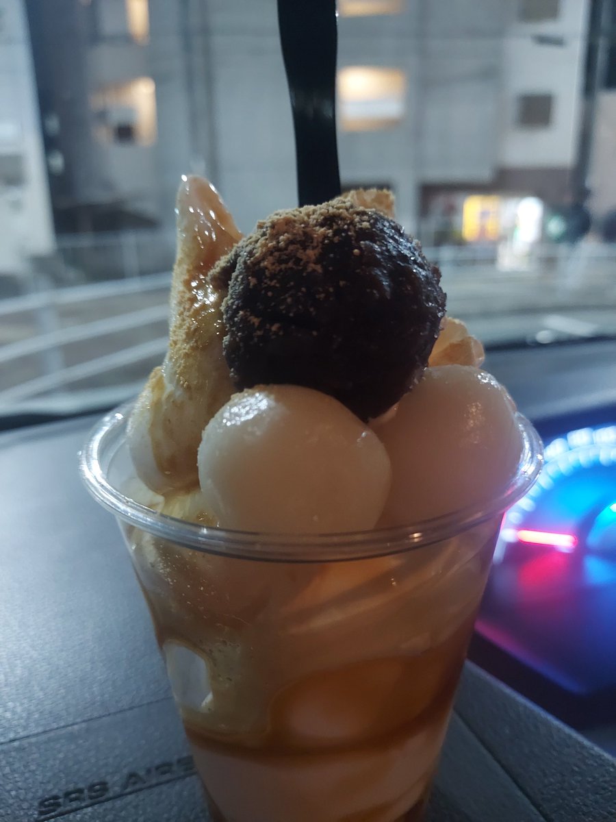 silky_holy's tweet photo. 頭が痛くて気持ち悪くて吐き気するので、カロリーと糖質摂取の為アイスのお店に。
ん～…ぉぃしくなぃ…
初めて行くお店でワクワクと期待し過ぎたか…
黒蜜きなこ、にココナツ味濃いパフは合わないよ(´・ω・｀)

 #もう行かない https://t.co/N5qbOrvgAj