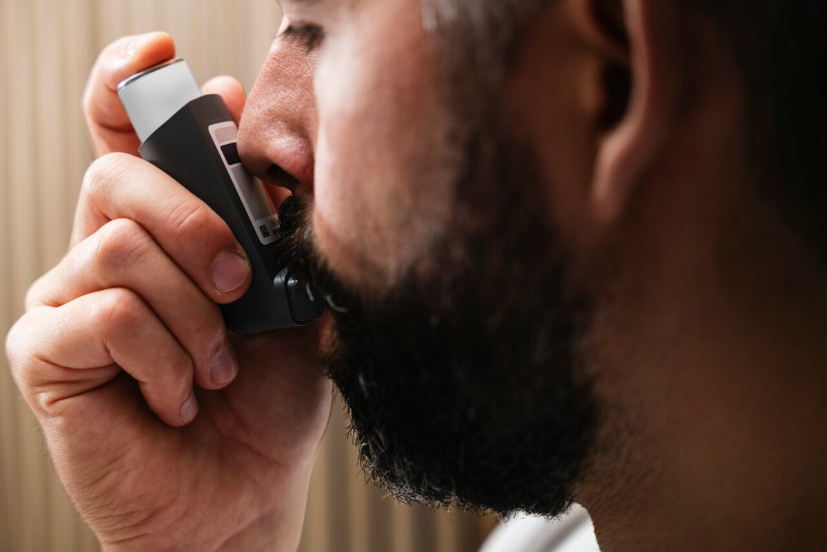 Aller_MD's tweet photo. Higher levels of circulating #vitamin #A are linked to better #lung #function in children and adults with #asthma, while vitamin #D shows similar benefits in adults, including slower biological aging, finds the first study of its kind. https://t.co/HPOwZfMSNr https://t.co/gnsbMiQkyF