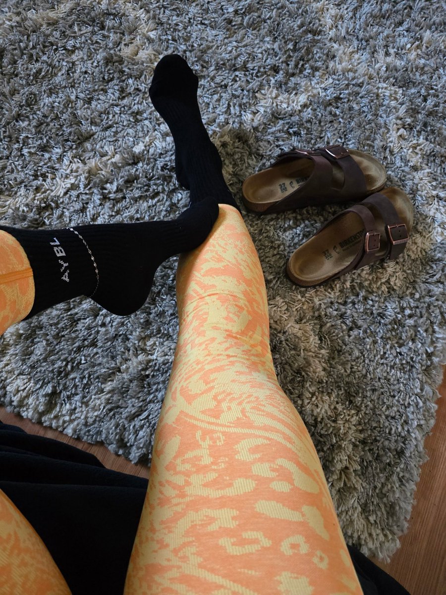 simp4raven's tweet photo. Birks and leggings this morning https://t.co/dKM6ZIlJ0P