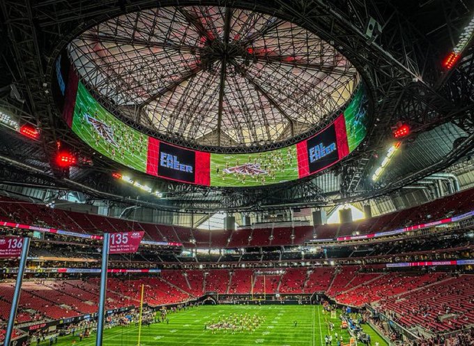 Skylar Skye - How come America have stadiums like this but they aren’t as famous as places like Old Trafford? https://t.co/l3kAqt10L7