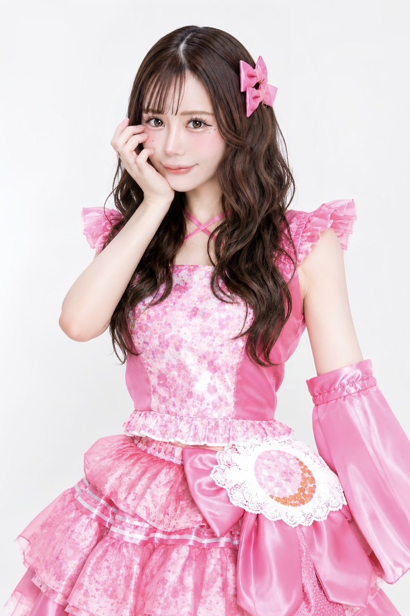 menonew_senden's tweet photo. 第一弾ラスト：メノニューイヤー新メンバー三人目‼️

チキータプロデューサー
蘇ったオリコンNo.1 アイドル
「私を推して、人生変えてみない？」

🩷フェロモンピンク担当🩷
新カノン @mkanon211 https://t.co/jKmigA7x9C