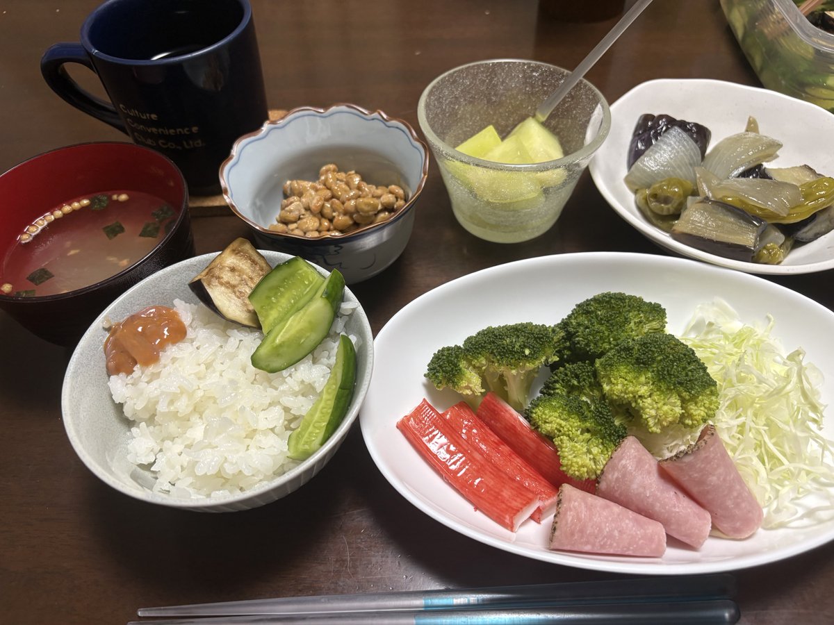 Cyu_chiia's tweet photo. 🍆❤️🍈❤️塩辛❤️納豆❤️🥗❤️浅漬🥒🍆❤️春雨スープいただきます https://t.co/gHmUeB4Fp6
