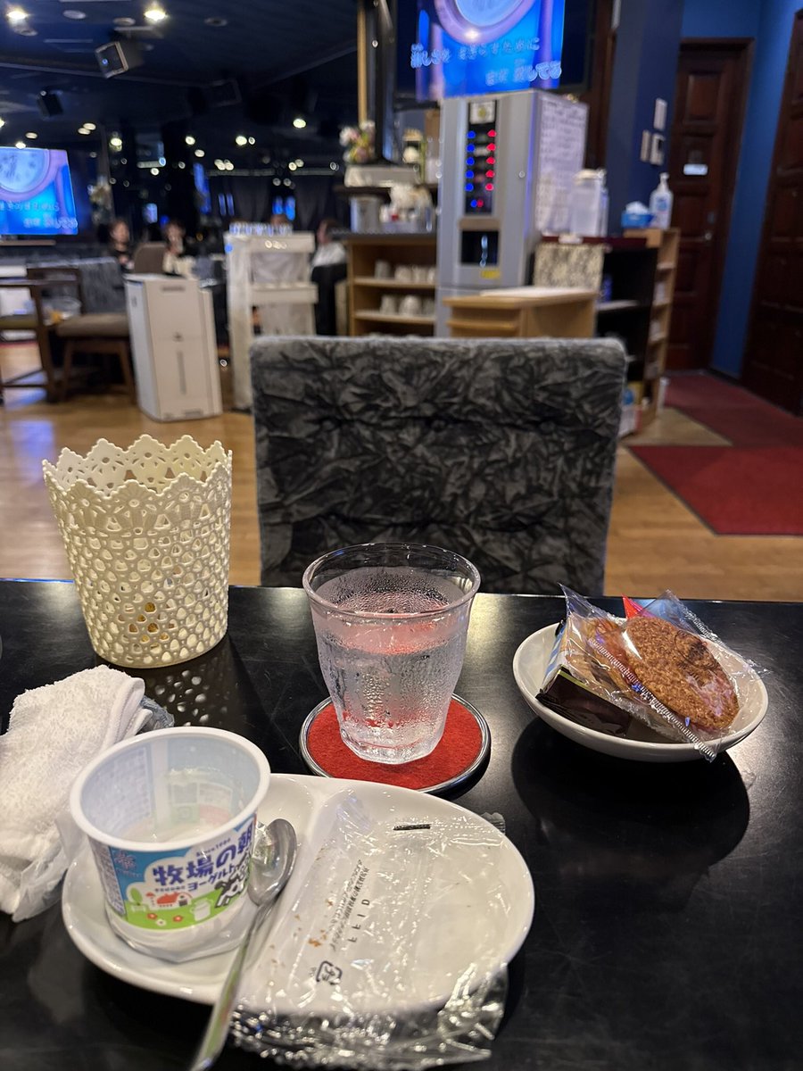 KumaYTory's tweet photo. #カラオケ喫茶巡り 
ピーク時には客は10人くらいだったけど、15時頃になると、急に人が減った。
おやつのサツマイモ🍠はスタッフ栽培のものだとか⁉️

（カラオケ喫茶 みよし） https://t.co/CRHHlUagAD