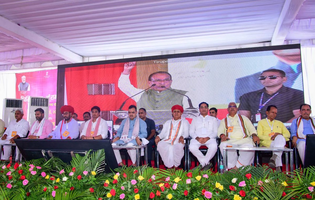 AvinashGehlot_'s tweet photo. आज ब्यावर के मसूदा में आयोजित विकसित भारत जी रामजी योजना के राज्य स्तरीय शुभारंभ कार्यक्रम में माननीय यशस्वी मुख्यमंत्री श्री @BhajanlalBjp जी की गरिमामय उपस्थिति में सम्मिलित होने का सौभाग्य प्राप्त हुआ।

इस अवसर पर माननीय केंद्रीय कृषि एवं किसान कल्याण तथा ग्रामीण विकास मंत्री श्री @ChouhanShivraj जी ने तिरुपति से वर्चुअल माध्यम द्वारा योजना का राष्ट्रव्यापी शुभारंभ किया।

#ViksitBharat #Rajasthan #Beawar #BhajanLalSharma #ShivrajSinghChouhan