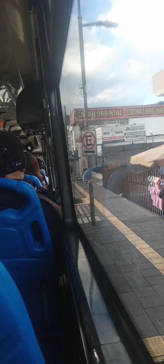 danilo90079096's tweet photo. en la parada de la colón y america, los buses trans alfa se quedan demasiado tiempo creando tráfico y se demoran muchísimo y no hay ninguna autoridad competente que haga algo y es desde las sis de la mañana todos lo días @AMT_Quito @MunicipioQuito @pabelml @AMT_Quito https://t.co/PVRTfGIXGN