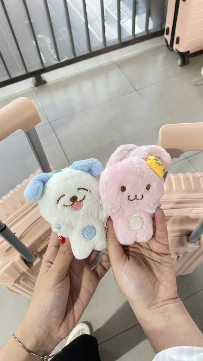 zesviay's tweet photo. bisa bisanya koper kita samaan @ahyouve 🧍🏻‍♀️ https://t.co/s8to8abC07