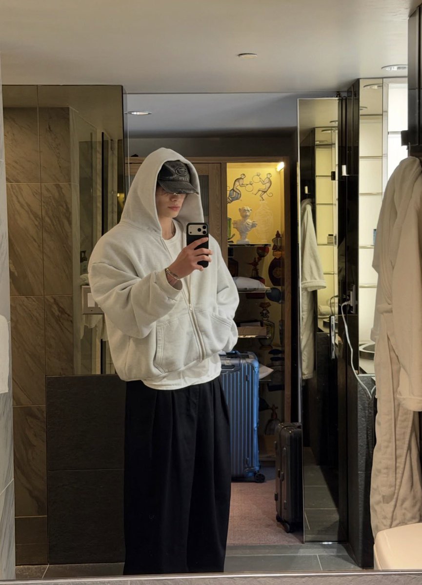 anterosorwhat's tweet photo. la vie in hotel https://t.co/WMYiQKLLHX