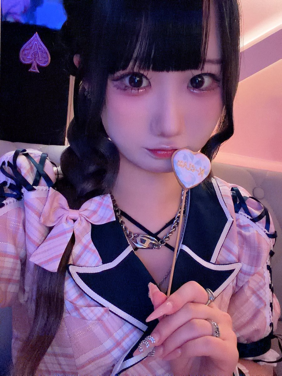 mia_kclass's tweet photo. 💘今日もラストまでいてます💘

可愛いクッキーと一緒に📸♡

待ってます💌💭

#コンカフェ #コンカフェ嬢 #梅田コンカフェ https://t.co/6pQUy7Ek0s