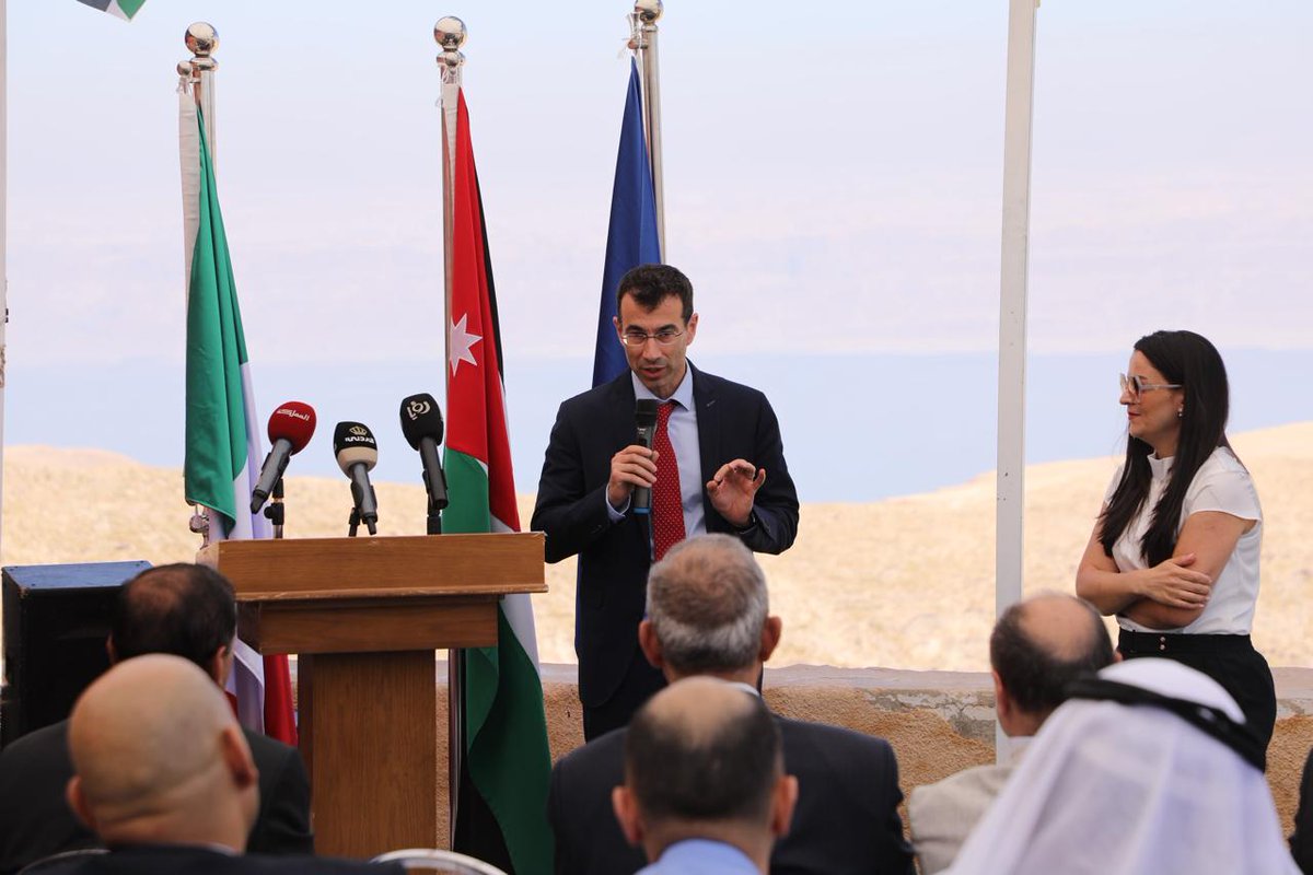MOTA_Jordan's tweet photo. تدشين المرحلة التنفيذية لمشروع تطوير موقع مكاور الأثري لتعزيز التنمية المحلية المستدامة

شهد موقع مكاور الأثري، اليوم الخميس، حفل تدشين المرحلة التنفيذية لمشروع " دعم التعافي الاجتماعي والاقتصادي وتعزيز التنمية المحلية المستدامة من خلال تحسين مواقع التراث الثقافي"، الممول من الاتحاد الأوروبي، والمنفذ من قبل الوكالة الإيطالية للتعاون الإنمائي في عمان بالتعاون مع دائرة الآثار العامة وجامعة بيروجيا.

وحضر حفل التدشين للمشروع، وزير السياحة والآثار الدكتور عماد حجازين، وسفير الاتحاد الأوروبي لدى المملكة بيير كريستوف تشاتزيسافاس، وسفير الجمهورية الإيطالية لدى المملكة لوتشيانو بيزوتي، وسفير الكرسي الرسولي (الفاتيكان) لدى المملكة المونسنيور جوفاني بييترو دال توزو، وسفيرة مملكة السويد لدى الأردن ماريا سارجرين، وسفير جمهورية هنغاريا لدى المملكة بيتر جولت ياكاب، إلى جانب ممثلة اليونسكو في الأردن نهى باوزير، ومدير عام دائرة الآثار العامة الدكتور فوزي أبو دنه، إضافة إلى ممثلين عن الجهات الشريكة وأبناء المجتمع المحلي.

وقال الدكتور حجازين، خلال حفل التدشين، إن مشروع تطوير موقع مكاور الأثري يمثل خطوة مهمة في تعزيز مكانة الموقع على خارطة السياحة الدينية العالمية، مبيناً أن نجاح المشروع لا يقتصر على تطوير الموقع الأثري، بل يقوم على إشراك المجتمع المحلي بوصفه شريكاً أساسياً في حماية الموقع وإدارته والاستفادة من الفرص التنموية التي يوفرها، معرباً عن تقديره للاتحاد الأوروبي والوكالة الإيطالية للتعاون الإنمائي والسفارة الإيطالية واليونسكو وكافة الشركاء على دعمهم لهذا المشروع الذي يسهم في الحفاظ على التراث الثقافي وتعزيز التنمية المحلية المستدامة.

من جهته، أكد سفير الاتحاد الأوروبي تشاتزيسافاس، أن المشروع انتقل من مرحلة التخطيط إلى مرحلة التنفيذ بعد جهود كبيرة من الإعداد والتنسيق بين الشركاء، مبيناً أن العمل سيركز على حفظ موقع مكاور الأثري وتنفيذ أعمال مرتبطة بالكهوف داخل الموقع، إلى جانب إشراك المجتمع المحلي بما يضمن أن يحقق المشروع أثراً تنموياً مباشراً لأهالي المنطقة.

بدوره، قال السفير الإيطالي بيزوتي، إن مشروع تطوير موقع مكاور يعد ثمرة للتعاون الوثيق والشراكة المستمرة بين الأردن وإيطاليا والاتحاد الأوروبي، انطلاقاً من ما يتمتع به الموقع من قيمة تاريخية ودينية استثنائية تستدعي الحفاظ عليه وإعادة إحياء مكوناته، مشيراً إلى أن المشروع سيسهم في تعزيز مكانة مكاور كإحدى أبرز وجهات السياحة الدينية والثقافية، وصون إرثه الحضاري ونقله إلى الأجيال القادمة.