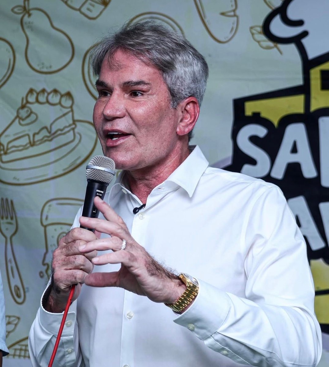 eixopolitico's tweet photo. 🇧🇷 Pastor Márcio Poncio é preso em operação da PF no Rio de Janeiro. A investigação apura vazamento de informações sigilosas de ações policiais para o Comando Vermelho, com suspeita de ligação de políticos à facção.

Entre os alvos também estão o ex-presidente da Alerj Rodrigo Bacellar e o contraventor Adilsinho.