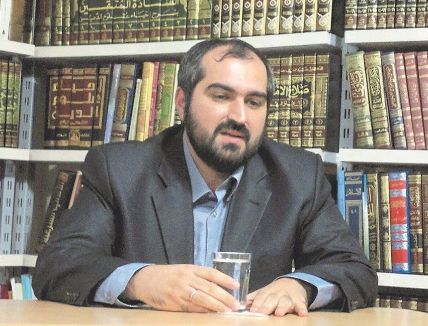 medya_post's tweet photo. 🗣️ Prof. Dr. Mehmet Boynukalın, Hükümeti sert sözlerle eleştirdi:

🔹Nato için köpekleri toplatan, ama kendi milletinin masum bebeklerinin hayatı için köpekleri toplatmayan yöneticilerimize hakkımız helal değil.

🔹Bir emirle bu işi yapabileceğiniz fiilen görüldü.

🔹Ama samimiyetinizi kaybettiniz.
Aklınız fikriniz rant, para, makam, mevki oldu.

🔹Cahil olduğunuz halde kibirlenmeyin.