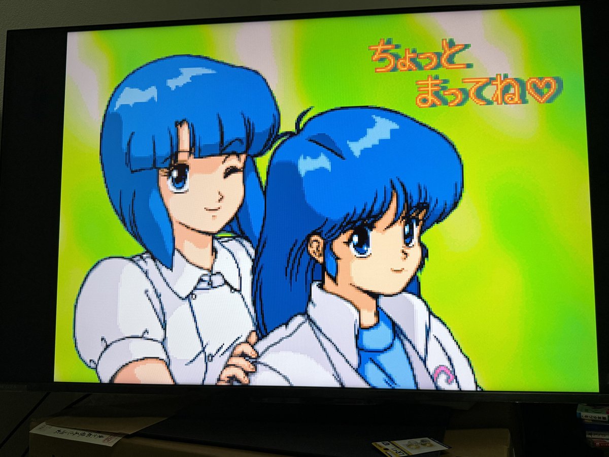 televi_anime's tweet photo. 幼少期、家族で夜行フェリーに乗って雑魚寝をしているとき夜中に催して目が覚めたのでトイレに向かってると道中暗がりの中に異様に光を放つ脱衣麻雀の筐体を見つけてションベンそっちのけで永遠に繰り返し再生されるデモプレイをいつまでも眺めていたあの冬の昂りと小さな罪悪感を忘れられずにいる。 https://t.co/VqBoAOVQHf
