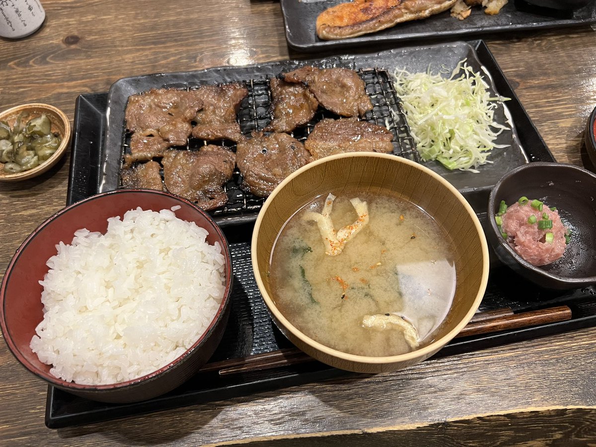 RekishMeguru's tweet photo. 今日打ち合わせ前に上司がなんばの定食屋さんに連れてってくれて、めちゃくちゃ美味しい牛肉定食食べられて最高だった https://t.co/KN9jjX8J8z