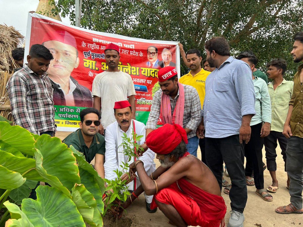 PrashoonKumar2's tweet photo. समता मूलक समाज के मानव मूल्यों की स्थापना हेतु,सामाजिक न्याय का राज स्थापित हो एवं प्रदूषण मुक्त भारत हो इसलिए 01 जुलाई 2026 से समाजवादी पार्टी के राष्ट्रीय अध्यक्ष माननीय श्री @yadavakhilesh जी के जन्मदिन के दूसरे दिन भी वृक्षारोपण किया। https://t.co/VeP4Lzw6nb