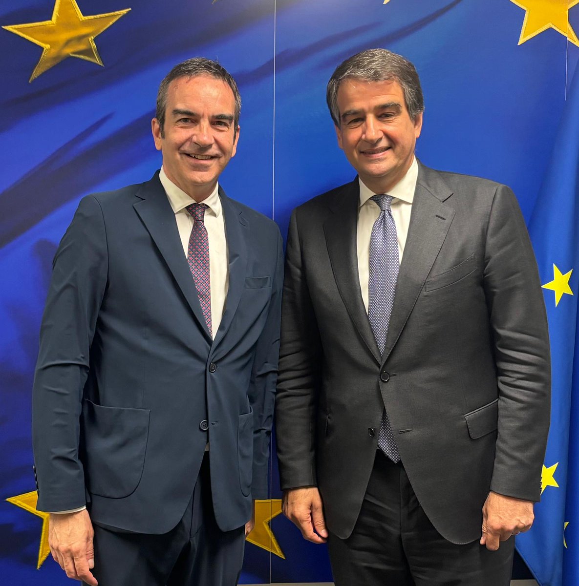 RaffaeleFitto's tweet photo. 🇪🇺🇮🇹 Oggi a #Bruxelles ho incontrato il Presidente della @RegioneCalabria, @robertoocchiuto.

Un confronto utile sui principali dossier europei e, in particolare, sulla prossima strategia Right to Stay, un'iniziativa fondamentale per contrastare lo spopolamento, valorizzare i territori e creare nuove opportunità di sviluppo per le comunità locali.

🇬🇧 Today in #Brussels I met with the President of the Calabria Region, Roberto Occhiuto.

A useful discussion on the main European dossiers and, in particular, on the upcoming Right to Stay strategy, a key initiative to counter depopulation, enhance local areas, and create new development opportunities for local communities.