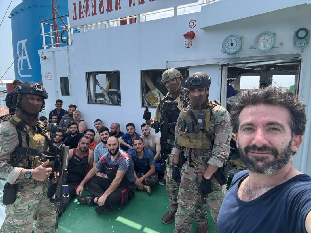 Theunk55's tweet photo. Indian Navy MARCOS commandos after securing vessel MV Golden Arsenal, crew &amp; thwarting piracy bid in gulf of Aden...Pic 1-5 🧵 https://t.co/KT1kPy92Im