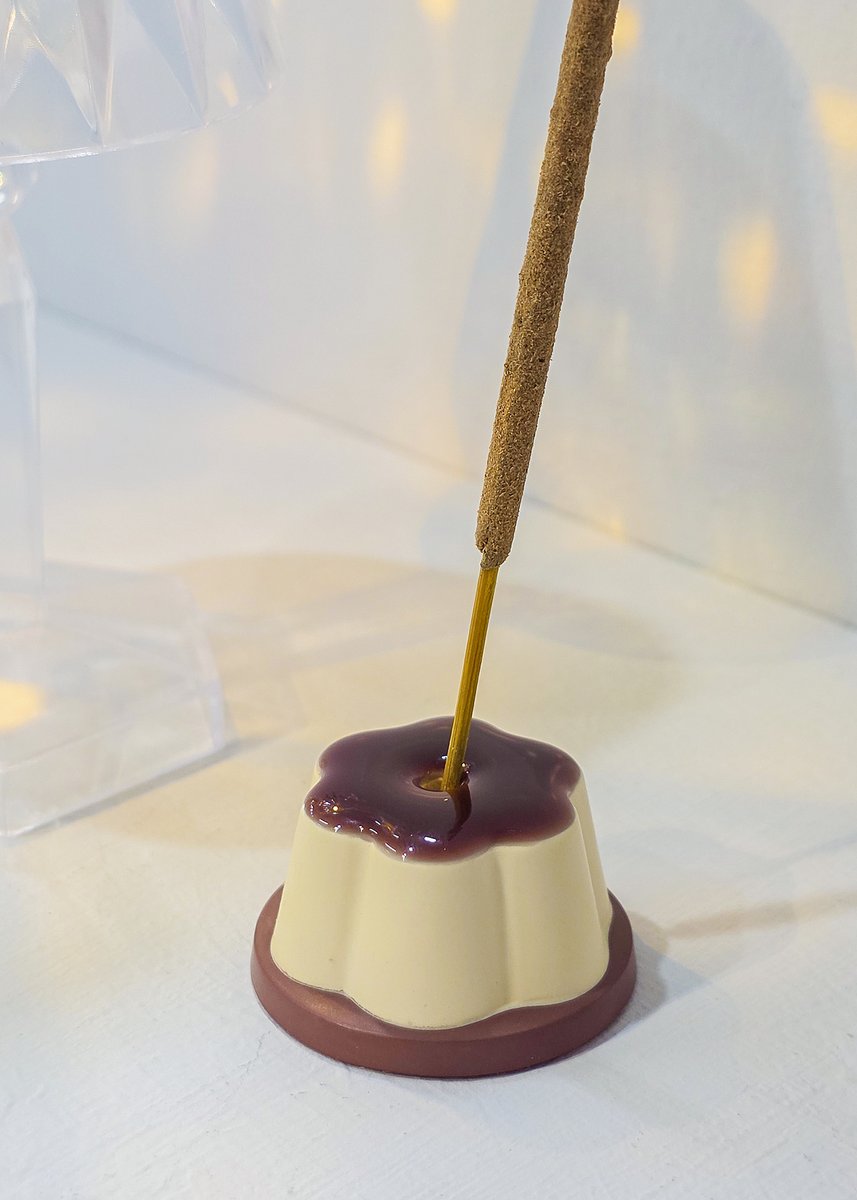 dorothy_factory's tweet photo. 🍮 𝖧𝖺𝗇𝖽𝗆𝖺𝖽𝖾 𝖣𝖾𝗌𝗌𝖾𝗋𝗍 𝖮𝖻𝗃𝖾𝖼𝗍
푸딩 오브제 인센스 스틱 홀더

칼로리 걱정 없는 가장 향기로운 디저트 타임.
공간을 채우는 연기마저 달콤한 푸딩의 실루엣이 됩니다.

🧵 구매링크와 관련 내용은 타래로 이어집니다.
#도로시팩토리 #디저트오브제 https://t.co/D1HlzE0vfX