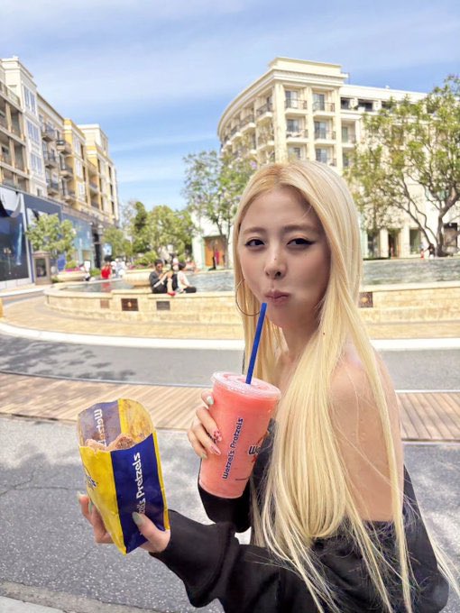 Yunjin tweet media