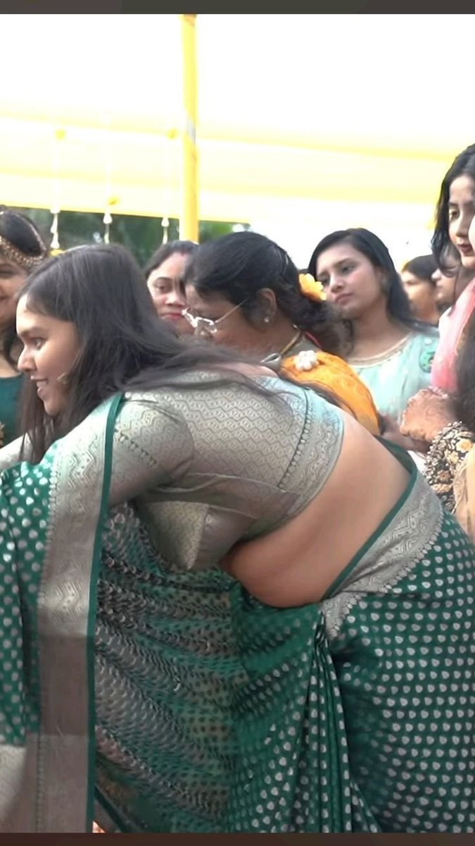 notai_justhuman's tweet photo. , that creative camera man. Went around the world to learn the skills and finaally caught the momentt..

That pose and communication between model and photographer..

அடேய் நீ தாண்ட அமெரிக்கா அதிபரு!

In frame - random beauties ! https://t.co/FdFa2Xtlat