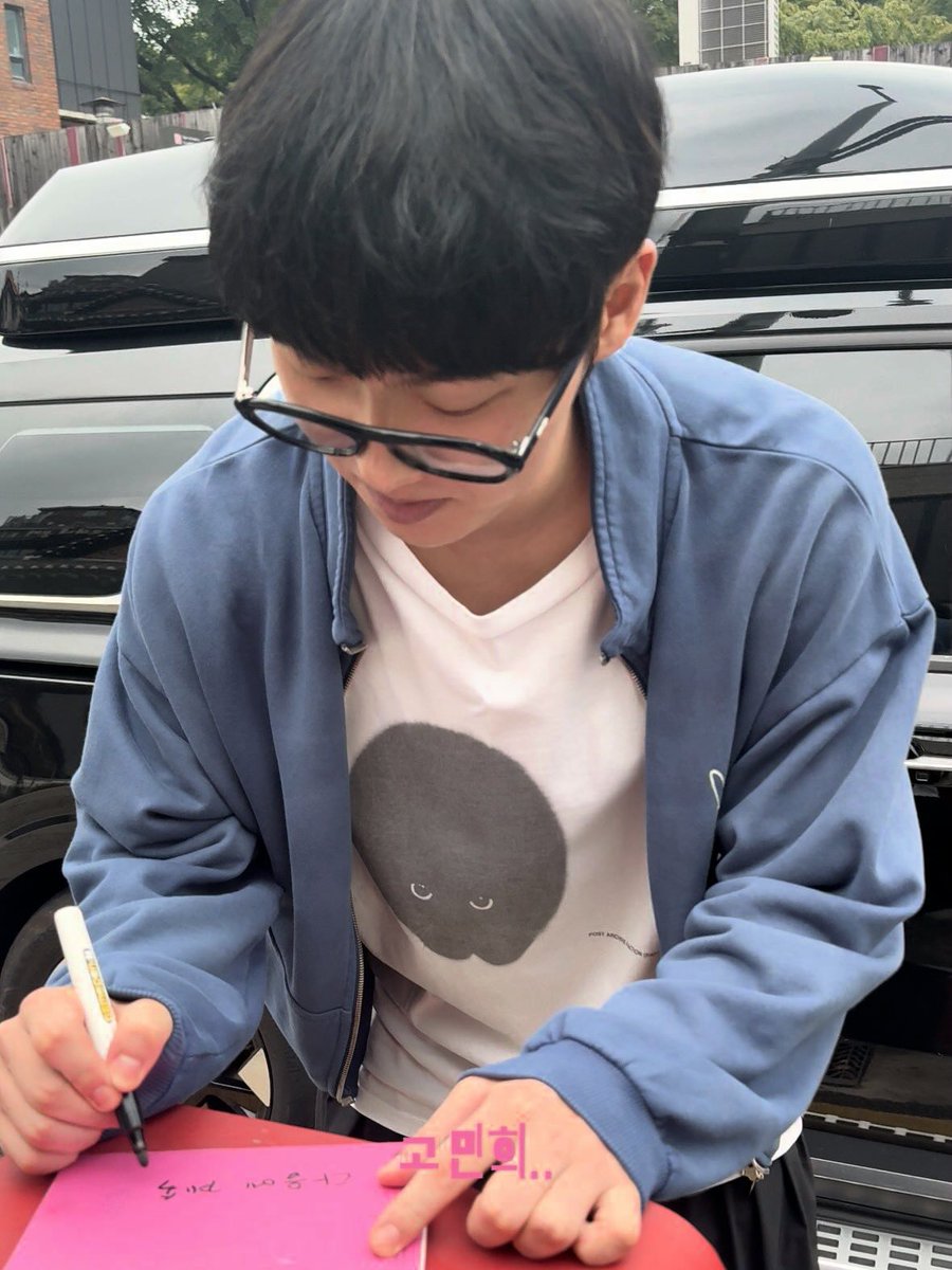t4tshse's tweet photo. BREAKING NEWS: actor choi hyunwook was out wearing a shirt portraying his co-star’s and boyfriend’s character from weak hero class, yeon sieun. https://t.co/4rbiPqTD6m