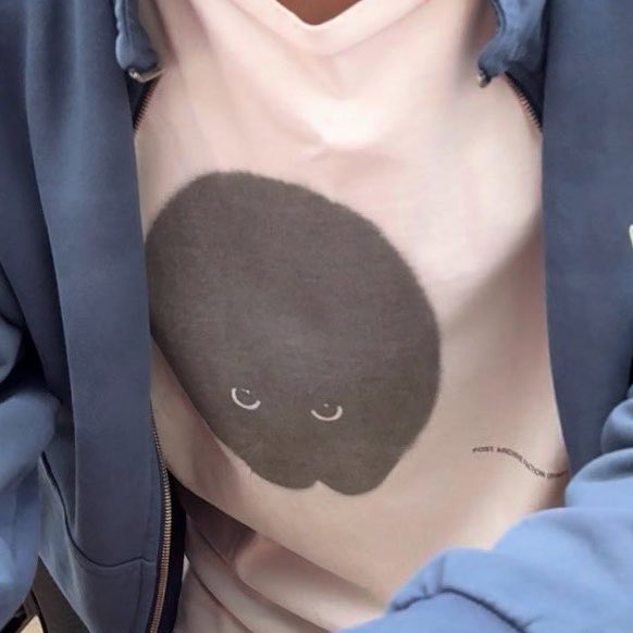 t4tshse's tweet photo. BREAKING NEWS: actor choi hyunwook was out wearing a shirt portraying his co-star’s and boyfriend’s character from weak hero class, yeon sieun. https://t.co/4rbiPqTD6m