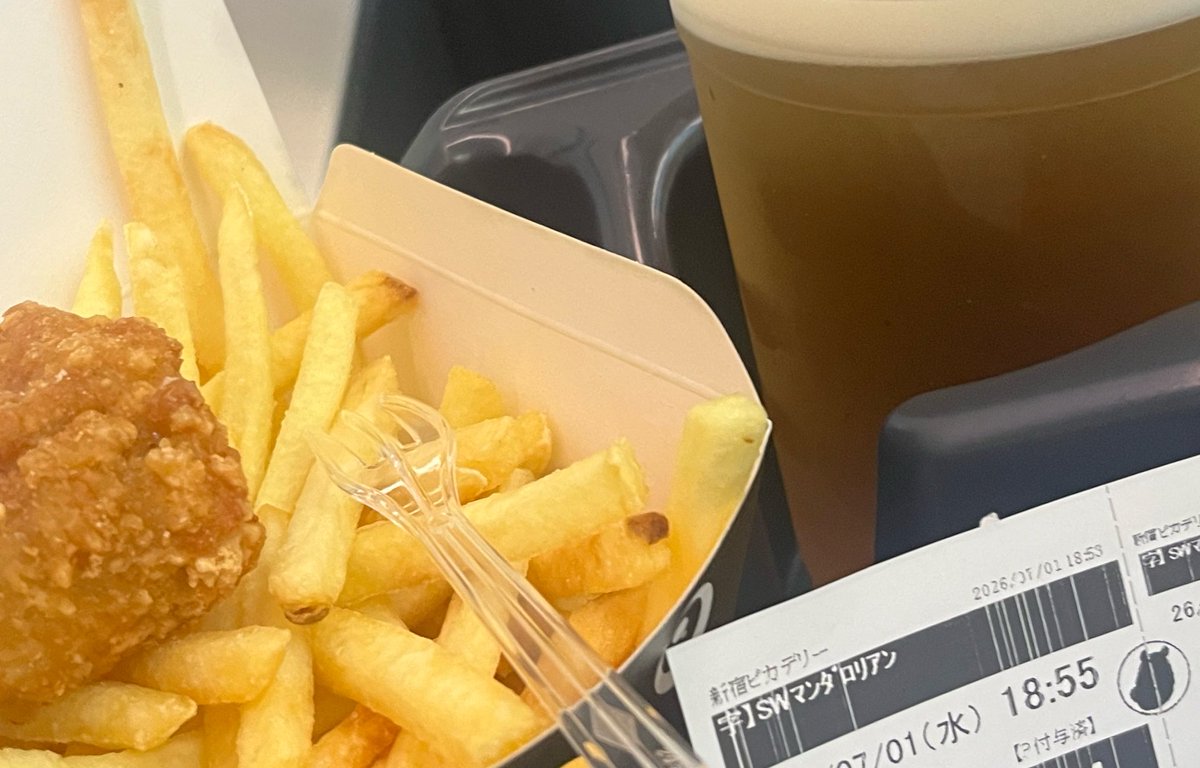 BabaMaoka's tweet photo. 昨日観ましたよもぎもちあかちゃんザムービーことマンダロリアン＆グローグー！

作り手時代劇好きすぎるな?!(SWってそもそもそうらしいね??)
まだ二人に馴染みのないわたしをグッと掴む最初の見せ場！映画が上手すぎる
あのエンボとかいうスラっとした三度笠の賞金稼ぎはなに！なにあの足捌きは！！ https://t.co/TDjDSY1153