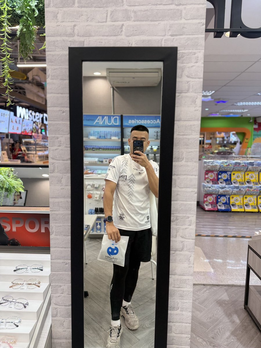 Guyylkb's tweet photo. Run~Earn~See Better 👟👓
วิ่งให้ถึงเป้าหมาย แล้วไปรับแว่นคู่ใหม่กัน https://t.co/lFLOg49rBg