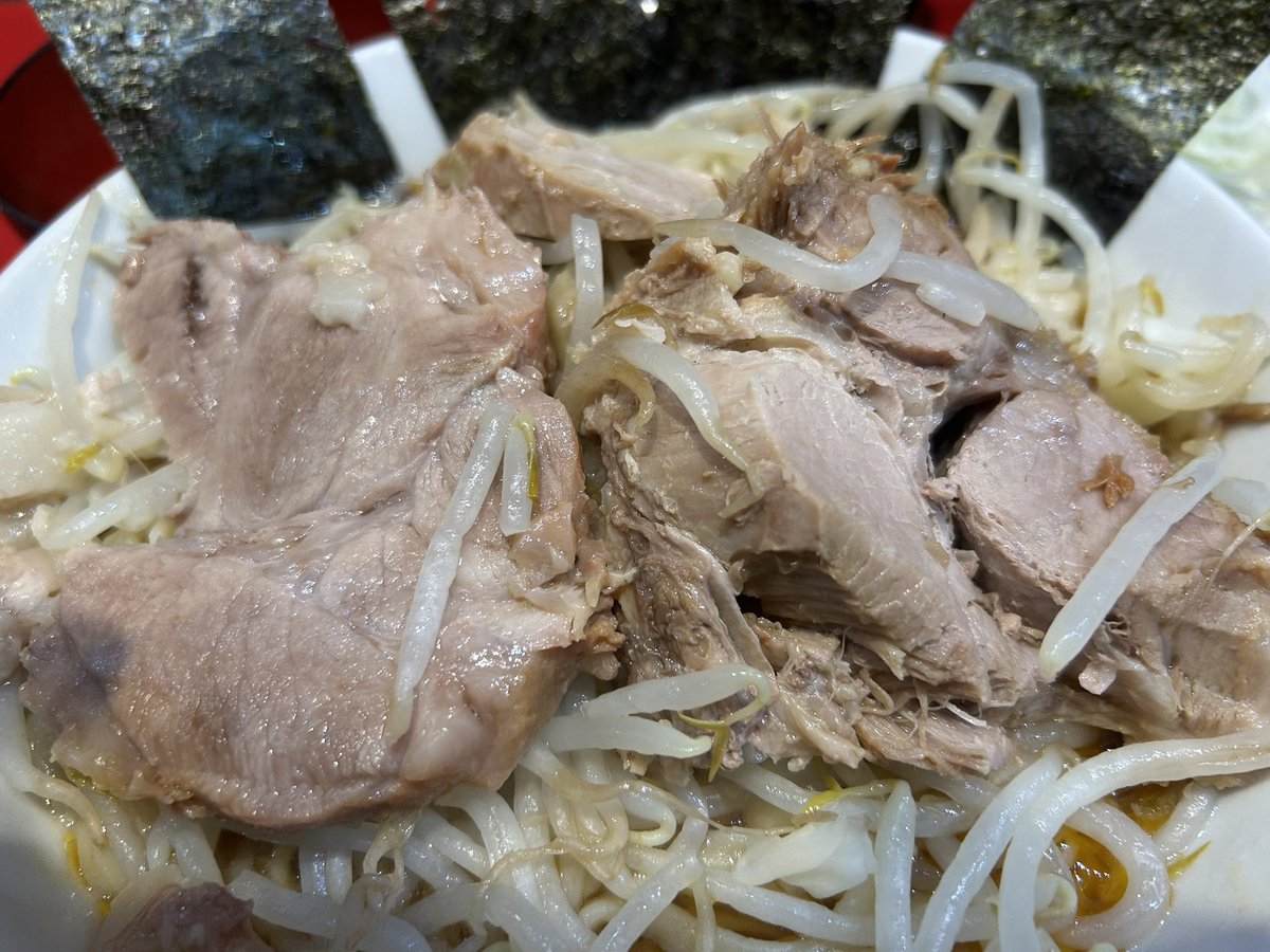 telubow's tweet photo. 西台二郎で小汁なしヤサイアブラ＋白ネギ生卵
タレに染まった柔らかモチモチ麺が最高に旨い！
木曜夜の部限定の極薄白ネギを絡めるとたまらない旨さ
今日の豚もサイコー
ちょっと遅くなったけど16周年おめでとうございます㊗️ https://t.co/6LLZePPwvS