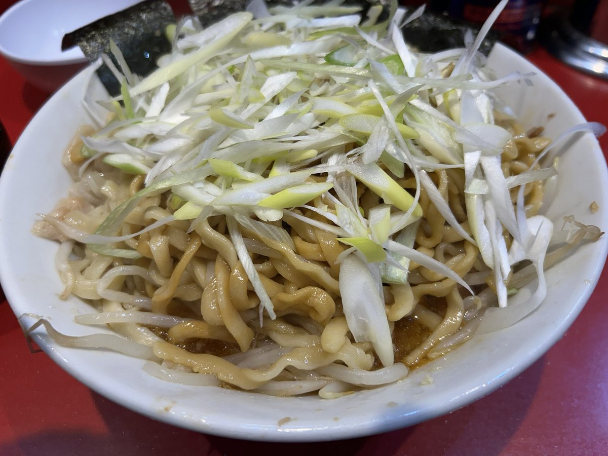 telubow's tweet photo. 西台二郎で小汁なしヤサイアブラ＋白ネギ生卵
タレに染まった柔らかモチモチ麺が最高に旨い！
木曜夜の部限定の極薄白ネギを絡めるとたまらない旨さ
今日の豚もサイコー
ちょっと遅くなったけど16周年おめでとうございます㊗️ https://t.co/6LLZePPwvS