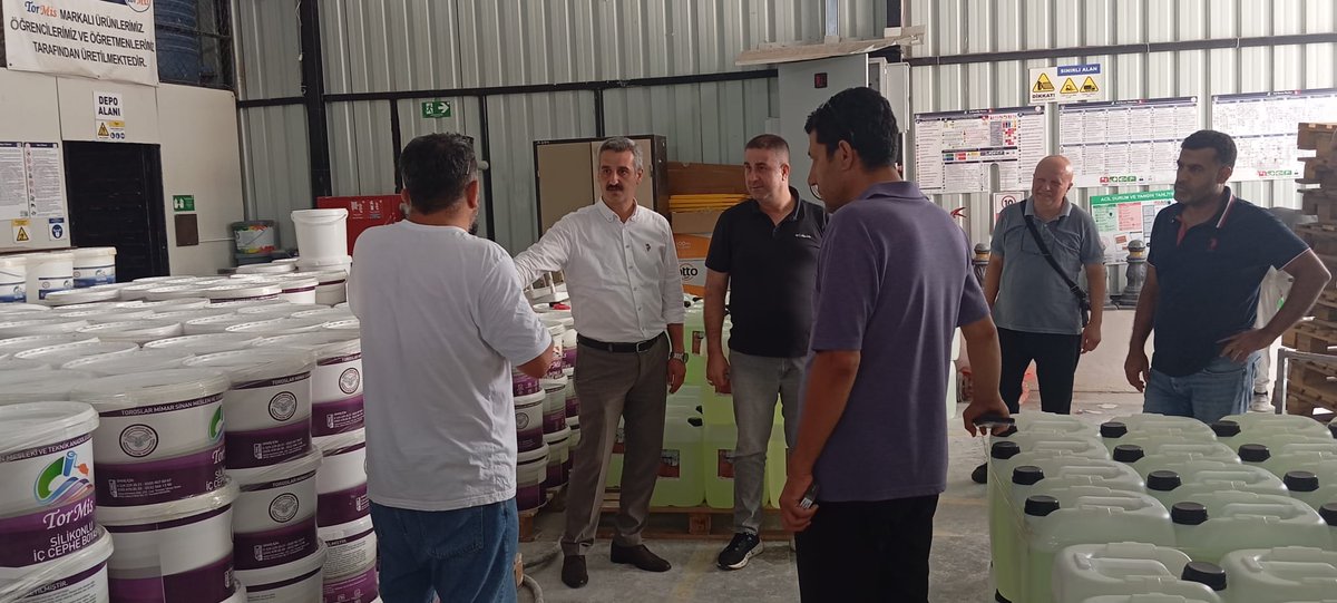 toroslarmem's tweet photo. 💪🇹🇷 İlçemizin üreten gücü, Toroslar Mimar Sinan Mesleki ve Teknik Anadolu Lisesi, Niğde İl Millî Eğitim Müdürlüğü'ne
30 Ton İç ve Dış Cephe Boyası 
10 Ton Sıvı Temizlik Ürünü 
 toplam 40 tonluk üretimi gerçekleştirmek için öğrenci ve öğretmenler, gece gündüz demeden çalıştı. https://t.co/3x47BkSmF7