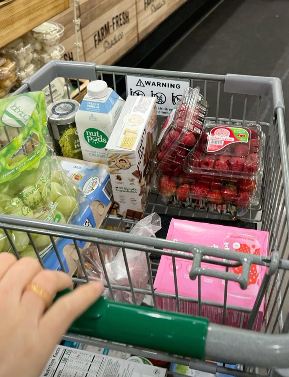 SecretaryVikki's tweet photo. I would’ve ordered everything by home delivery if they dodany charge double ;< at least I can check the fruits with my own eyes https://t.co/5UcwlVLLMT