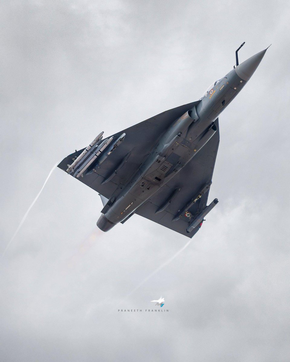 kaskaide1's tweet photo. 🇮🇳Tejas MK-1A
SRAAM Dual Rack.

You might think with dual rack of SRAAM tejas will carry 4 of these missiles that isn't true.

it will still only carry 2 of these missiles even after dual rack.

2x Astra Mk-1
2x SRAAM

Basically a useless loadout cause Pk at long Ranges is <15% https://t.co/aR4qIG98d2