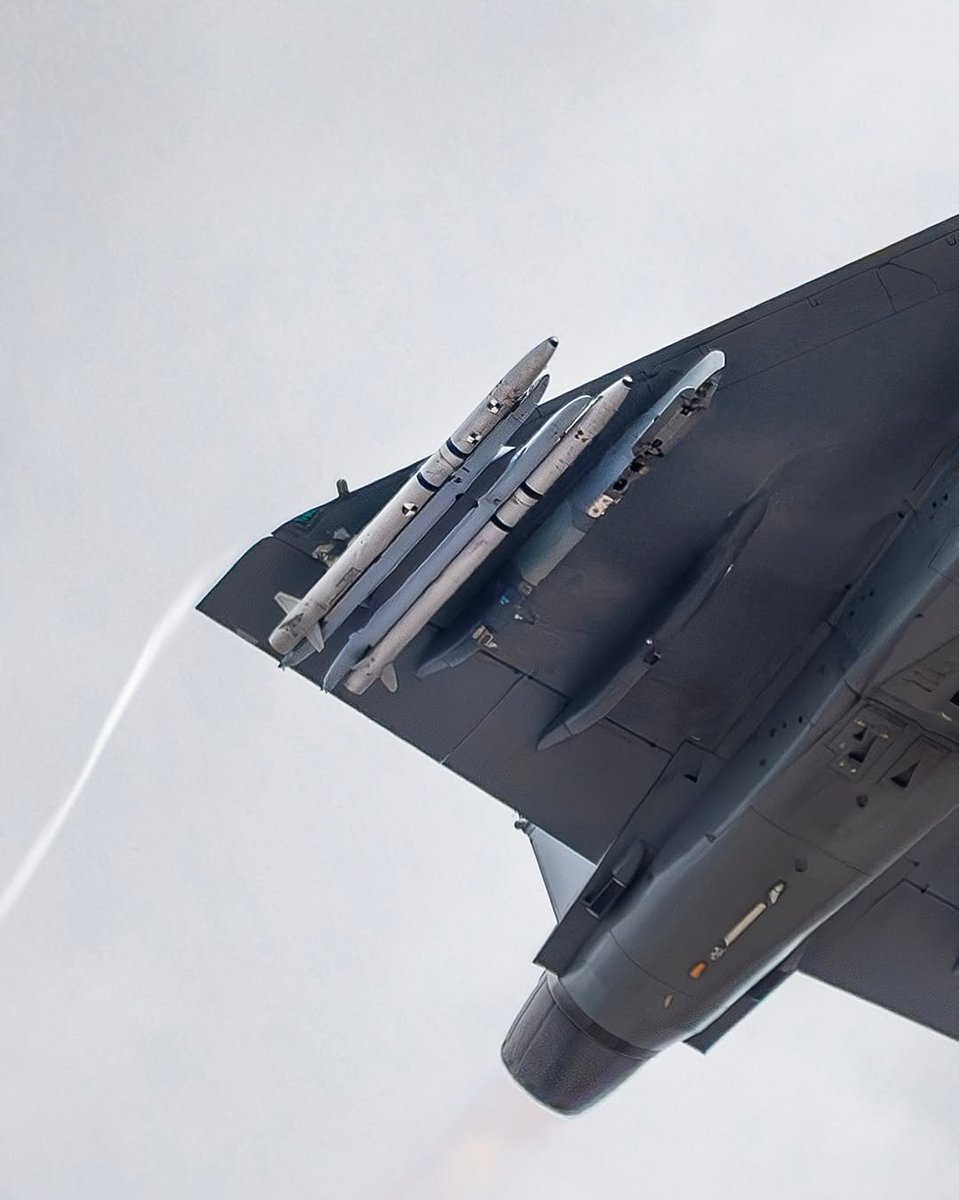 kaskaide1's tweet photo. 🇮🇳Tejas MK-1A
SRAAM Dual Rack.

You might think with dual rack of SRAAM tejas will carry 4 of these missiles that isn't true.

it will still only carry 2 of these missiles even after dual rack.

2x Astra Mk-1
2x SRAAM

Basically a useless loadout cause Pk at long Ranges is <15% https://t.co/aR4qIG98d2
