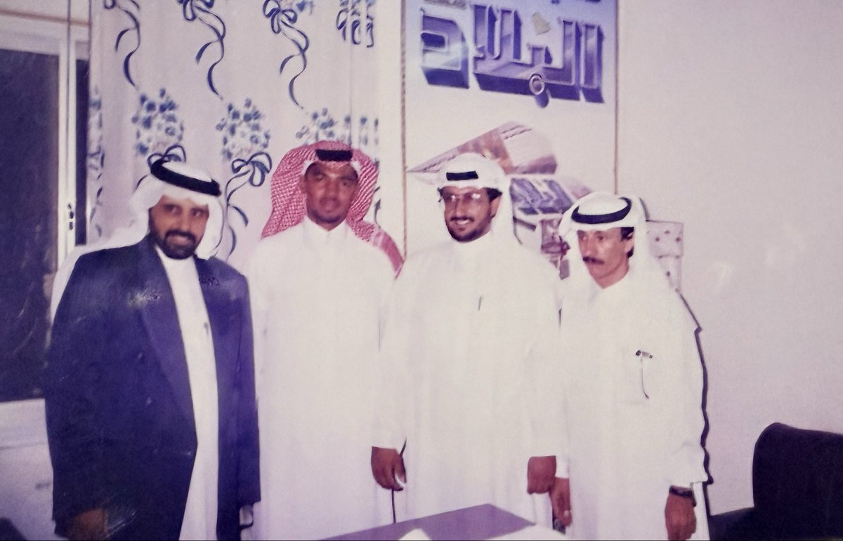 jomanalkarat's tweet photo. مكتب صحيفة البلاد بمنطقة الباحة سابقًا استضاف، عبر الهاتف، لاعب خط الوسط أحمد بن نصيب الغامدي عام 1414هـ، الذي أطلق عليه المدرب الفرنسي “فرنانديز” لقب الجندي المجهول.

 الكابتن أحمد نصيب ساهم في تحقيق لقب الدوري السعودي مع النصر والمحافظة عليه في تلك الفترة ، كما عمل إداريًا في الفريق الأول لكرة القدم بنادي النصر سابقًا.

وفي الصورة يظهر:
محررا الصحيفة الأستاذ محمد عقيل،
والأستاذ محمد غرم الله الزهراني،
ومحبكم جمعان الكرت