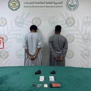 AJELNEWS24's tweet photo. القبض على مقيمين يمنيين في حائل لترويجهما الإمفيتامين والحشيش.

(مكافحة المخدرات) https://t.co/SimHpzOfU1