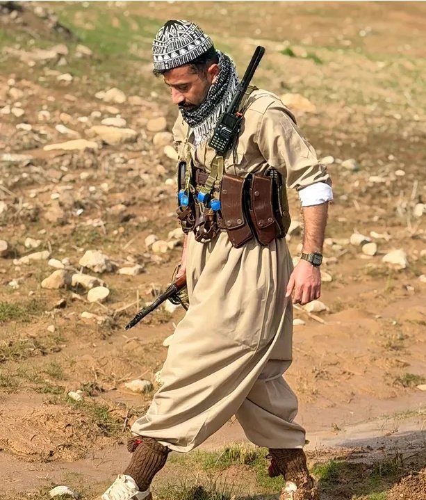 tarik_v_roon's tweet photo. بە فەرموودەی ڕێبەرمان،سەرداری تاجی سەرمان
بۆ شەهیدان ناگرین،دەژین ڕێگای دەگرین
#شەهید
#پێشمەرگە
#عەبدوڵڵا_حاجی_عەبدوڵڵا https://t.co/lRJie7KqWt
