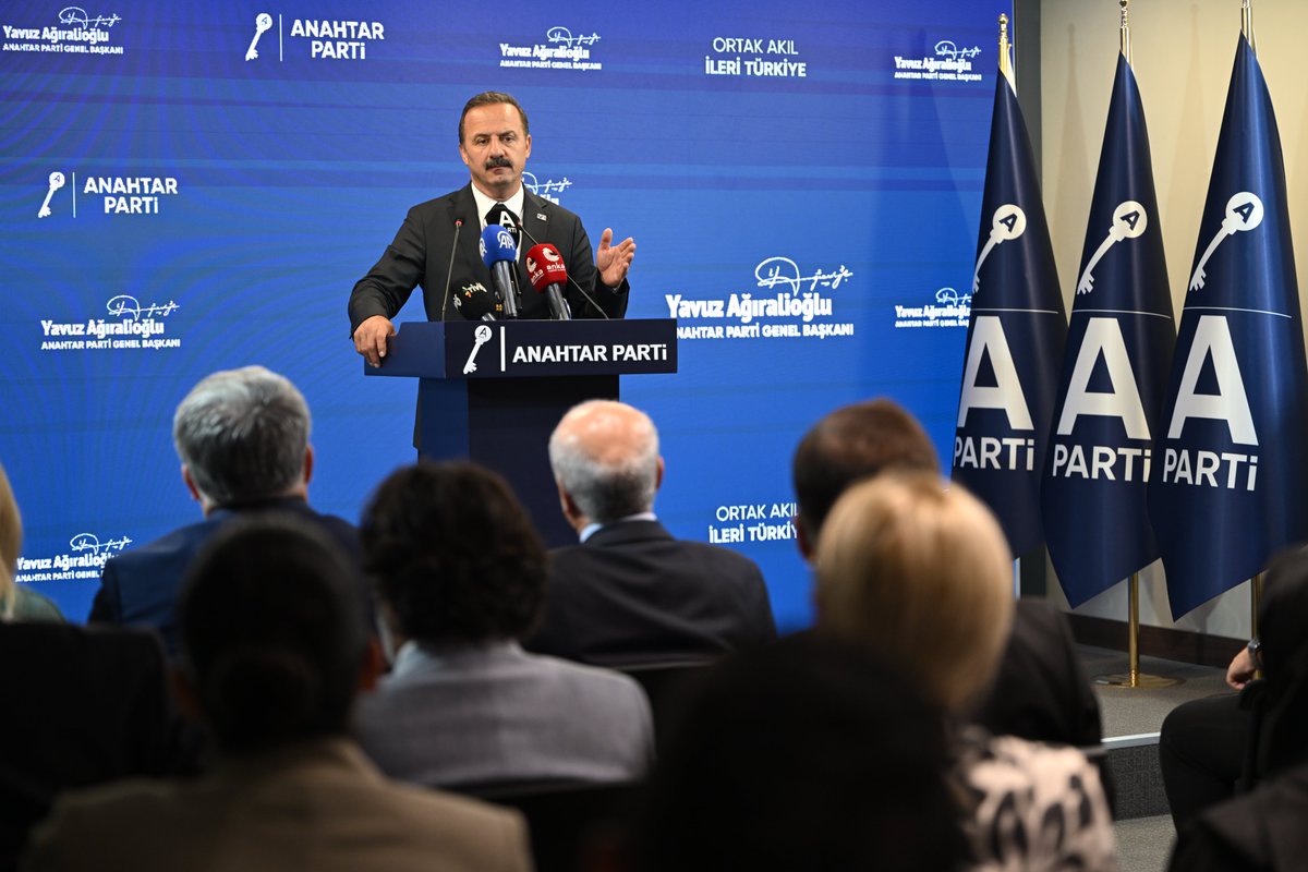 anahtarparti's tweet photo. NATO ZİRVESİ’Nİ ÇOK DİKKATLİ TAKİP EDECEĞİZ!..

“Yargıtay parti üyeliğiyle ilgili bir mevzuat değişikliği yaptı ve seri numarası mecburiyeti getirildi. Elimizde seri numarası alınmadan ‘ben Anahtar Parti’ye üye oluyorum’ diyen 38 bin 700 kişinin kaydı var. Yani Anahtar Parti aslında en çok üye girişi yapan, en çok üye artışı sağlayan parti sıralamasında ikinci sırada olabilirdi!..

NATO toplantısına ev sahipliği yapacağız ve sonuçlarını hassasiyetle takip etmek zorundayız. NATO’nun buradaki toplantısında kimin ne diyeceğine, kimin kurgusunun ne olduğuna, Türkiye’ye ne deneceğine, Türkiye’den ne isteneceğine, Türkiye’nin başına yeni bir çorap mı örüleceğine, her şeye çok dikkatli bakacağız. 

‘öcalan’a hürriyet’ diye planlanan mitinglerde, memleketteki sükûneti tahrik edecek, huzuru bozabilecek hadsiz açıklamalar yapılıyor. İçeride 12 kişinin ölümünden sorumlu olarak yatmış, sonra bir kanun düzenlemesiyle dışarı çıkmış bir terörist çıkıyor ve ‘Burada pişman olmuş insan var mı?’ diyerek meydan okuyor! Bizim siyaset kadromuzun hissesine de ‘galip milletin, galip devletin, mağlup siyasetçileri’ olmak düşüyor

Bir ay yetmesi gereken maaş 20 gün yetmemeye, 20 gün yetmesi gereken maaş 10 gün yetmeye başlıyor. Alım gücünün düştüğünü insanlar çok rahatlıkla görebiliyor. Siz güzel güzel nutuklar atıyorsunuz, millet yediğine bakıyor; siz rakam açıklıyorsunuz, millet alım gücüne bakıyor.

Anahtar Parti yazın sahada olacak. Önümüzdeki dönemin hazırlıklarını yapıyoruz; seçim ne zaman olacak bilmiyoruz ama seçimin de hazırlığına şimdiden başladık. Biz İzmir’den seçim otobüsüne binmiştik. Şimdi meydan meydan milletimizle buluşacağız, milletimizin sorunlarını konuşacağız. 

Kamuda çalışan 138 bin taşeron işçimiz var… Aynı işi yapıyorlar ama farklı ücret ve farklı özlük haklarıyla karşı karşıyalar, kötü muamele görüyorlar. Durumlarının düzeltilmesini istiyorlar. Kamuda çalışan bu işçilere kadro verilmesini istiyoruz. Bunu talep etmeye, tekrar etmeye de devam edeceğim; ta ki çözene kadar. Çözmezseniz, biz memleket yönetimini devraldık mı çözeceğiz inşallah.”