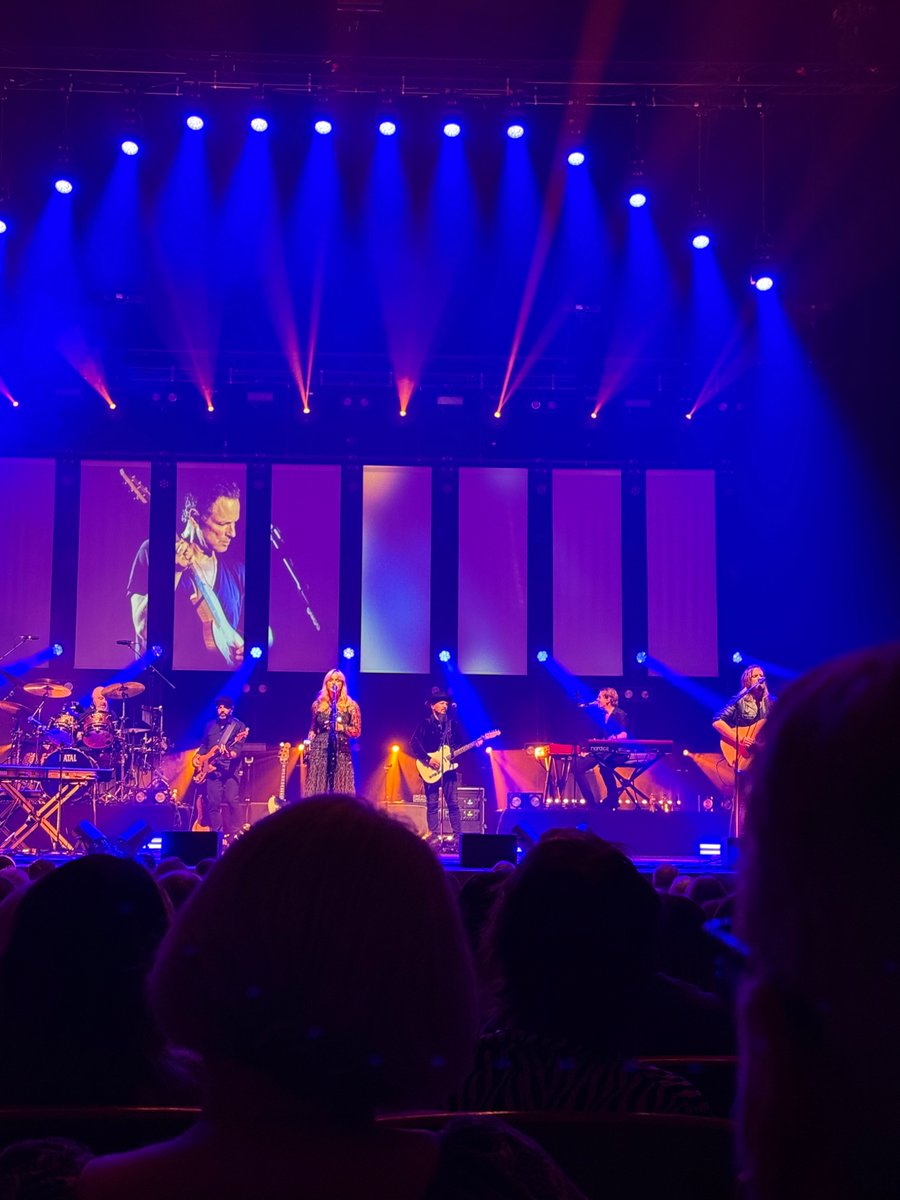 graham_84's tweet photo. Absolute belter of a night at Birmingham Symphony Hall UK. Although 2 guitarists needed to cover @LBuckingham 
 😝 https://t.co/BothshJ0nB