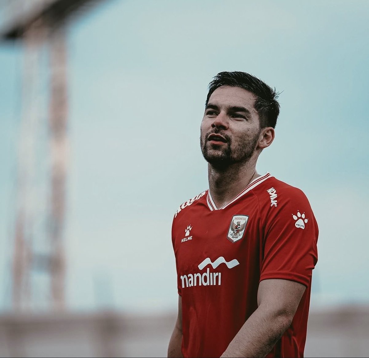 erseee_'s tweet photo. Semakin liat profile rekrutan Persib, semakin kerasa kalo recruitment ini sangat role-oriented.

Gabi Mutombo ngasih defensive security.

Sandy Walsh bikin build-up dan rest defense lebih stabil.

Luka Menalo nambah verticality, pressing, dan intensity.

Tiga role berbeda, tapi satu benang merah: football IQ, tactical discipline, work rate dan role execution.

Kalo memang ini arah recruitment Igor, Persib tampaknya nggak sedang mencari profile yang identik dengan musim lalu, tapi sedang mencari profile baru untuk mengoptimalkan prinsip bermain yang sudah ada.

Same principles, different execution.