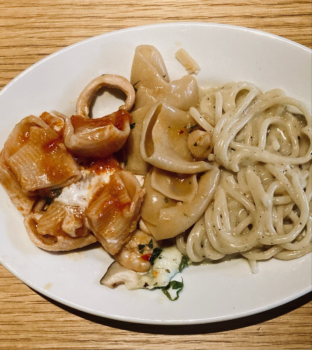 daimal_tea's tweet photo. お気に入りは右端のカチョエぺぺ
チーズと黒胡椒のパスタ

お店もやっぱりお気に入りです
サービスの方もとっても雰囲気よく
階下に見渡せる��間も素敵でした https://t.co/8XfC6Cyt9x