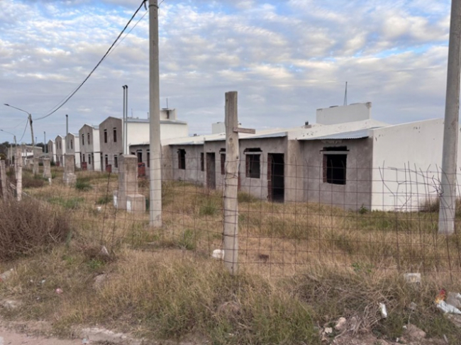 AgenciaComBA's tweet photo. 👤Bahía Blanca: Kicillof firmó el acuerdo para terminar las obras habitacionales que abandonó el Gobierno Nacional
https://t.co/fZaDi24dOD
@Kicillofok @BAProvincia @sbatakis @MinHabitatPBA #AxelKicillof #BahíaBlanca #ProgramaCompletar #Viviendas #ComBA #SilvinaBatakis https://t.co/njurpBjyvU